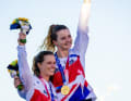 Doppel-Olympiasiegerin Hannah Mills (l.) war bereits zweimal Weltseglerin des Jahres. Hier steht sie mit Eilidh McIntyre auf dem höchsten olympischen Podestplatz in Enoshima