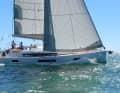 Kraftvoll: Bei Wind und Wellen fühlt sich die Sun Odyssey 440 wohl. Die große Genua sorgt für zügiges Vorwärtskommen