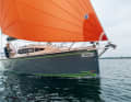 Leichtwindbedingungen auf dem Schweriner See: Der optionale rollbare Drifter bringt die Maxus 24 Evo trotz wenig Wind in ordentliche Fahrt. Der Aufbau ist relativ hoch geraten