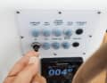 Komfortabel: Positionslaternen und die elektrische Vorsegelrollanlage lassen sich bequem vom Rad aus bedienen