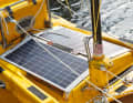 Einzige Stromquelle an Bord sind diese zwei Solarpaneele. Auf Strom ist Yrvind unterwegs jedoch nicht zwingend angewiesen.
