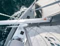 A cutter stay is attached behind the anchor locker, to which the strong-wind jib is attached. It hardly gets in the way when tacking.