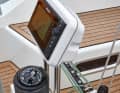 Access to everything on the wheel: compass, plotter, traveller, mainsheet, instruments.