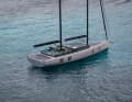 Gréement en carbone de luxe : le maniement des voiles se fait entièrement à l'électricité, le pont reste rangé et le poste de travail est séparé du cockpit des invités.