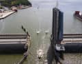 Lo Ziegelgrabenbrücke di Stralsund collega l'isola di Rügen alla terraferma.