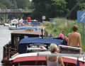 Embouteillage en été : longue file d'attente devant une écluse sur la voie navigable Müritz-Havel