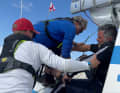 Das verletzte Crewmitglied wird an Deck gebracht ...