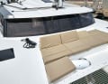 Ruheraum: Im kühlenden Wind oder besser separiert zum Geschehen auf der Pier lässt es sich auf den vorderen Sofas gut aushalten