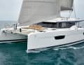 Positiver Deckssprung, oben eingezogene Steven, markante Rumpffenster und das überstehende Kajütdach prägen den jüngsten Fountaine Pajot