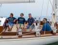 A fine spot: At the helm of the "Nyala" in twelve knots of wind, you can only grin.