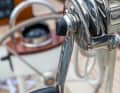 Sur d'autres points, les gens du chantier naval ont réussi à convaincre le propriétaire de procéder à des adaptations, comme un propulseur d'étrave ou deux winchs électriques dans le cockpit. Mais au niveau du mât, là où les drisses sont manœuvrées, cela n'a pas été possible.