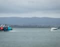 Erste Tests: Zunächst wurde das Boot durch das ebenfalls foilende Begleitboot geschleppt und erstmals auf die Tragflügel gehoben
