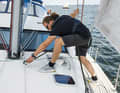 As soon as the lower shrouds are passed on the way to the foredeck, there is no hold. An additional stretch rope between the mast and cleat prevents the boat from falling overboard