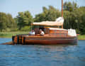 Sailing break. When anchoring on the Müritz, the retractable cabin roof creates more space below deck.