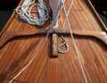 Wood and brass: The jib boom is mounted unobtrusively and ready for use on the foredeck. The brass fittings are new, the cleat is retractable.