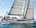 Beautiful and simple. The elongated lines and flat freeboard characterise the look of the Arcona 435