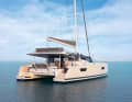 Fountaine Pajot Elba 45: Steering position at half height, plus a full-size fly with a large seating area, plenty of sunbathing areas and a small, flat front cockpit. Light-coloured interior, with three or four cabins.
