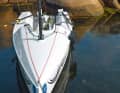 As simple as it is clever. The unstayed carbon mast is foamed and provides buoyancy. It is simply plugged in.