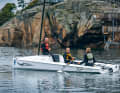 Halb Skiff, halb Gleitjolle: Die Lite XP wird ihrem Namen voll gerecht. Ihr Rumpf berührt das Wasser nur leicht, selbst mit drei Mann Crew.