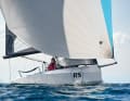 Uncomplicated. Under gennaker, the Brit starts planing early on without putting any particular strain on her crew.