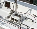 The open cockpit is well structured. In the centre is a trim console for the mainsheet and backstay. It is also used to raise and lower the optional Torqeedo outboard motor.