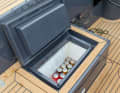 Desirable: If you wish, you can have a second cooling compartment or an electric grill in the cockpit. Otherwise, there are storage compartments here.