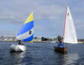 Das Banana-Boot (links) unter Segeln.