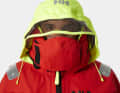 Die Ægir Ocean Jacket 2.0 von Helly Hansen bietet maximalen SChutz vor den Elementen. Die Kapuze und der Kregen bedecken das ganze Gesicht. Ein Visier in der Kapuze sorgt für Durchblick