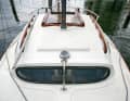 Looking ahead: the windscreen at the front ensures a good all-round view. The bracket protects the window and serves as a handle when changing the sail