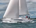 Oceanis 46.1: Attraktiver und voluminöser Cruiser von Beneteau mit einem sehr modernen Rumpfdesign. Mit Rollmast im Standard