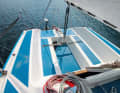 Optimisé, le design est simple : Le cockpit est volontairement simple et fonctionnel. Le barreur a la barre et l'écoute de grand-voile sous la main