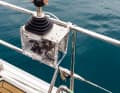 Funzionamento frontale: il motore e i propulsori di prua e di poppa possono essere controllati anche dal ponte di prua tramite il telecomando