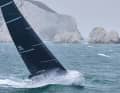Der 27-Meter-Renner "Lucky" powert ins Fastnet-Rennen