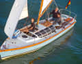 Die jollenhaften Formen sind am besten von oben erkennbar. Mit Crew drauf wirkt das Boot besonders klein.