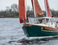 Die Fisher 25 soll das Beste aus zwei Welten miteinander vereinen. Schon rein optisch bestätigt sie diesen Anspruch mit Ruderhaus und der markanten Takelung.