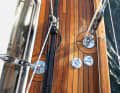 The upper and lower shrouds are separate. This means that the genoa can be slightly larger and the passages over the running deck remain free.