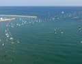 Des centaines de bateaux spectateurs bordent le parcours de la pré-régate de Vilanova i la Geltrú en Espagne.