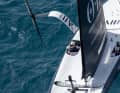 Aus der Helikopter-Perspektive: der Blick auf den französischen AC40-Foiler, der auf beiden Seiten von stationären Paaren aus Steuermann und Trimmer gesegelt wird