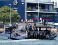 "BoatOne" arrive sur le quai du quartier général suisse à Barcelone