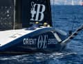 L'"Orient Express", tombé de ses foils, se fraye un chemin à travers l'eau.