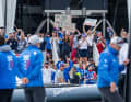 L'équipe américaine NYYC American Magic se réjouit : Tom Slingsby et son équipe ont réduit l'écart à 3:4.