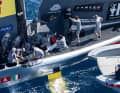 "All hands on deck": Nach der Bruchlandung sind alle "Luna Rossa"-Segler und Helfer von den Begleitbooten auf dem Silberpfleil gefordert