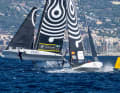 Hier stürmt das schwedische Team über den Cup-Kurs, Spaniens Sail Team BCN folgt