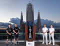 Foto mit Symbolcharakter (v.r.n.l.): Die britischen Co-Piloten Dyland Fletcher und Ben Ainslie, neben ihnen "Taihoros"-Co-Piloten Peter Burling und Nathan Outteridge. Das Bild mit dem America's Cup entstand vor der Basilica de la Sagrada Famílía