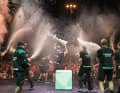 Hier feiern die Kiwis ihren jüngsten Cup-Sieg in Barcelona.
