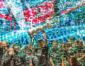 Das berühmte Bild von der America's-Cup-Siegerparty in Barcelona. Peter Burling reckt die Silberkanne in den Himmel über Barcelona.