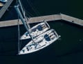 En avant & en arrière : accoster comme avec un catamaran : si les barreurs des deux yachts s'accordent bien, il est possible de manœuvrer avec une grande précision, même dans les ports étroits, grâce à l'utilisation des deux machines.