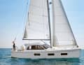 Albatross 42.1: The boat from Spain is similar to the Moody DS 41. There is a garage for the dinghy in the stern. Two centre cabins are installed under the saloon