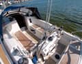 Réminiscence d'un superyacht : la roue coudée et la colonne de direction dominent le cockpit. Mais elle fonctionne parfaitement