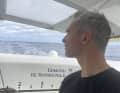 "Maxi Edmond de Rothschild"-Co-Skipper Erwan Israël schaut in Richtung Horizont